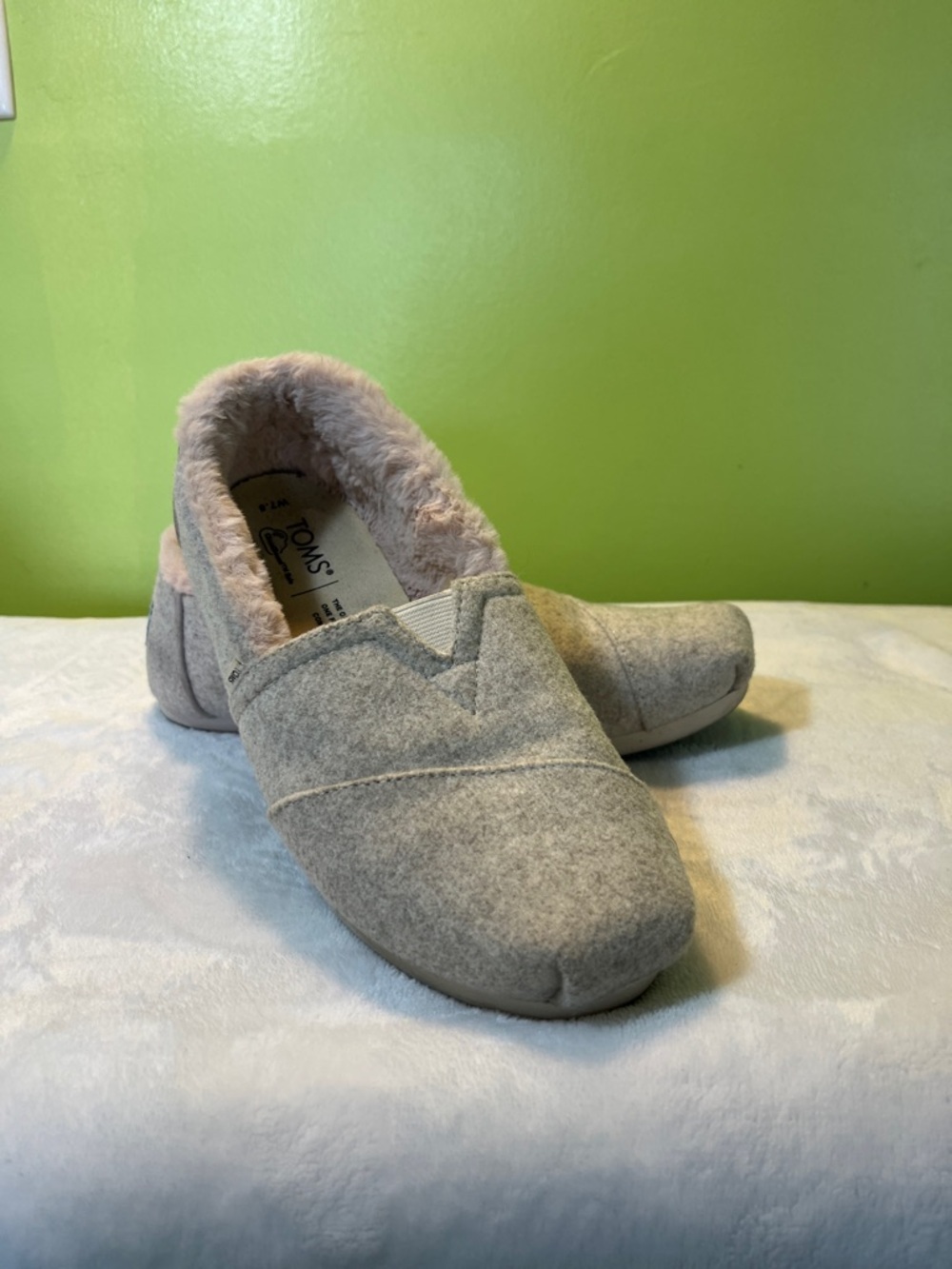 Toms Women's Heather Gray Slip-On Slippers with Pale Pink Faux-Fur Lining